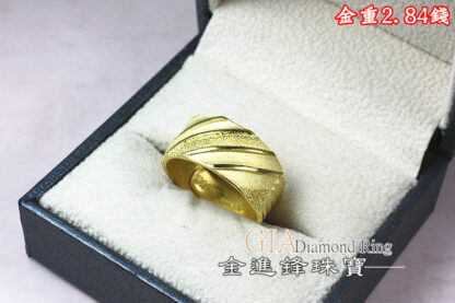 斜紋鑽沙黃金男戒 2.84錢 G023494